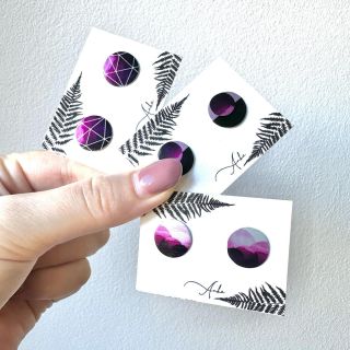 Fialové novinky už pomalu letí do některých obchodů a já se snažím držet optimistickou náladu i přes to upršené počasí 😊...